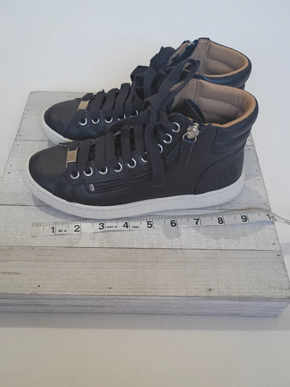 UGG Olive women's high-top sneakers in black leather With Side Zipper Size 5